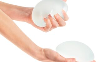 odstránenie prsných implantátov