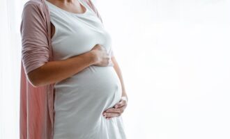 plastická operácia po tehotenstve tehotná žena