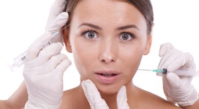 riziká a komplikácie plastickej chirurgie žena s obavami pred zákrokom