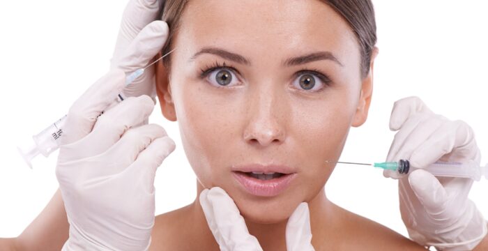 riziká a komplikácie plastickej chirurgie žena s obavami pred zákrokom